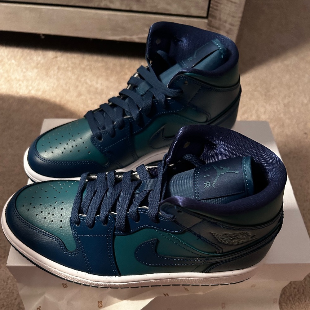 Nike Jordan Mid 1’s
